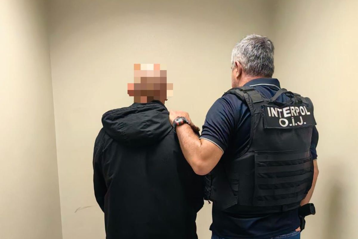 Arrestan a hombre en aeropuerto con orden de captura de 2013