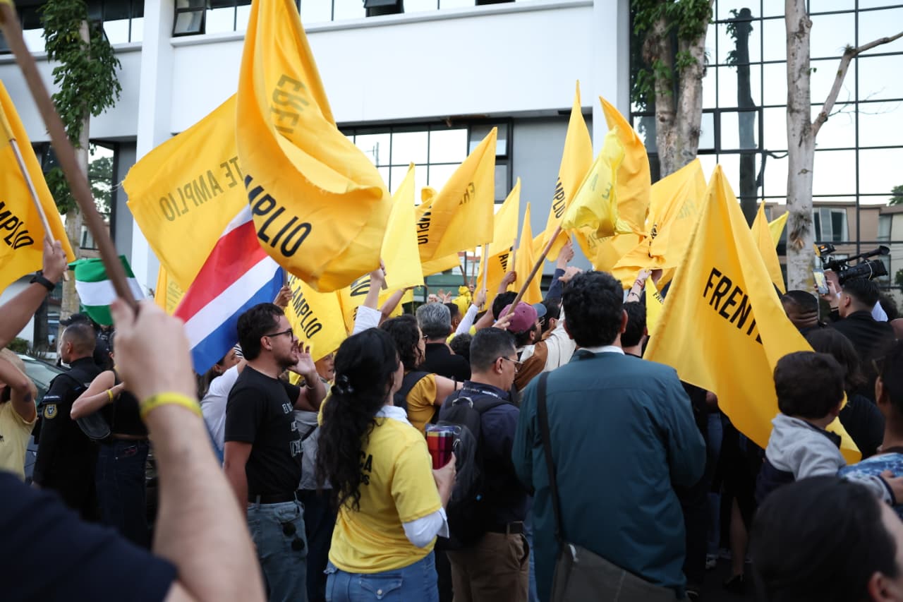 Frente Amplio rechaza insultos de Chaves contra diputado electo