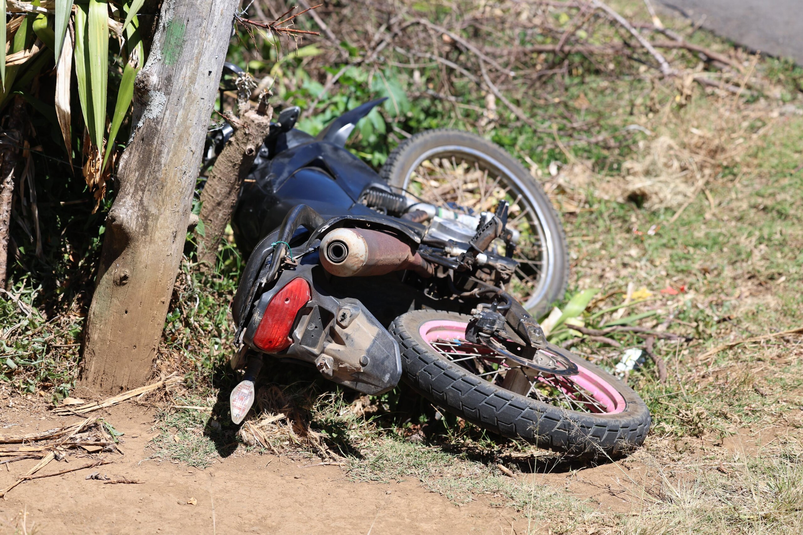 Trágico accidente deja un hombre fallecido tras caída de motocicleta