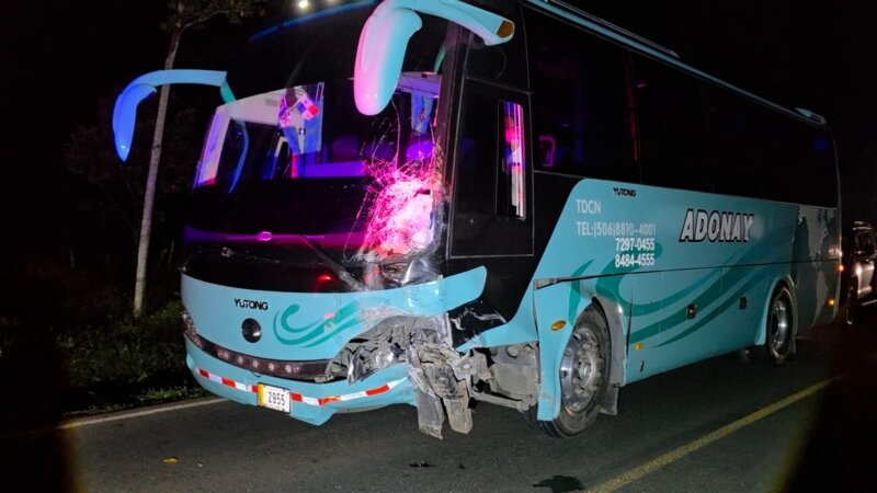 Aparatoso choque entre carro y bus deja un fallecido y 2 heridos