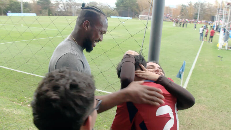 Jefrey Urbina fue “adoptado” por Kendall Waston (Facebook).