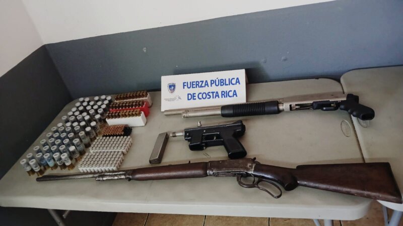 Detienen sujeto tras amenazar a pareja e hijos con arma de fuego