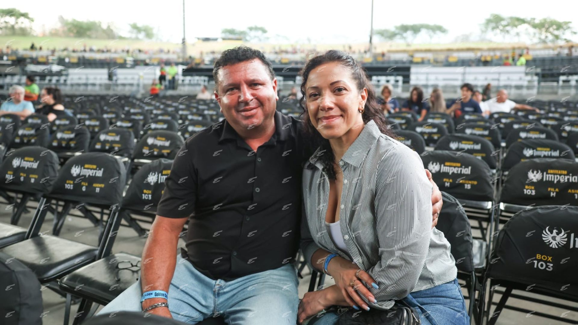 Pareja celebra 25 años de matrimonio al ritmo de Ricardo Montaner