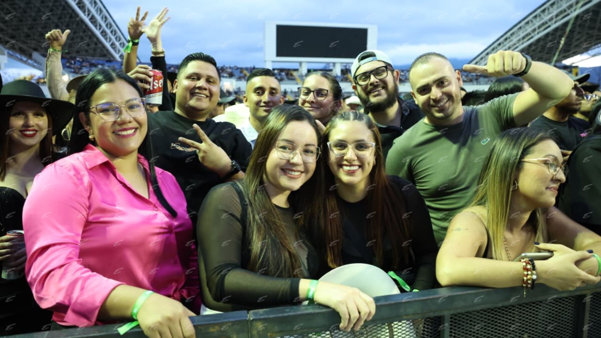 Sombreros y botas calientan el ambiente previo al show de Grupo Firme