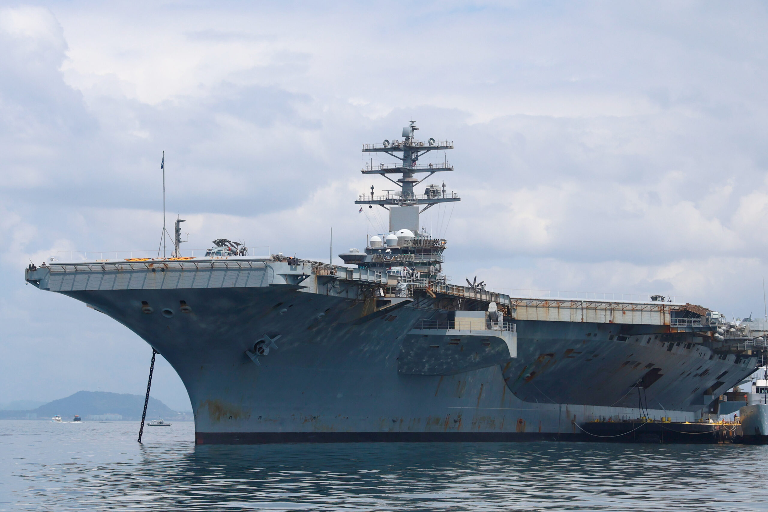 EE.UU. expande su influencia en la región con portaviones