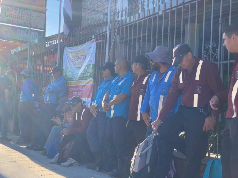 Trabajadores y trabajadoras de la Municipalidad de San Rafael de Heredia realizan un paro de labores. Foto: ANEP.