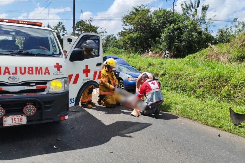 Aparatoso accidente en Sarapiquí. Foto: correponsal Alfie Gatgens.