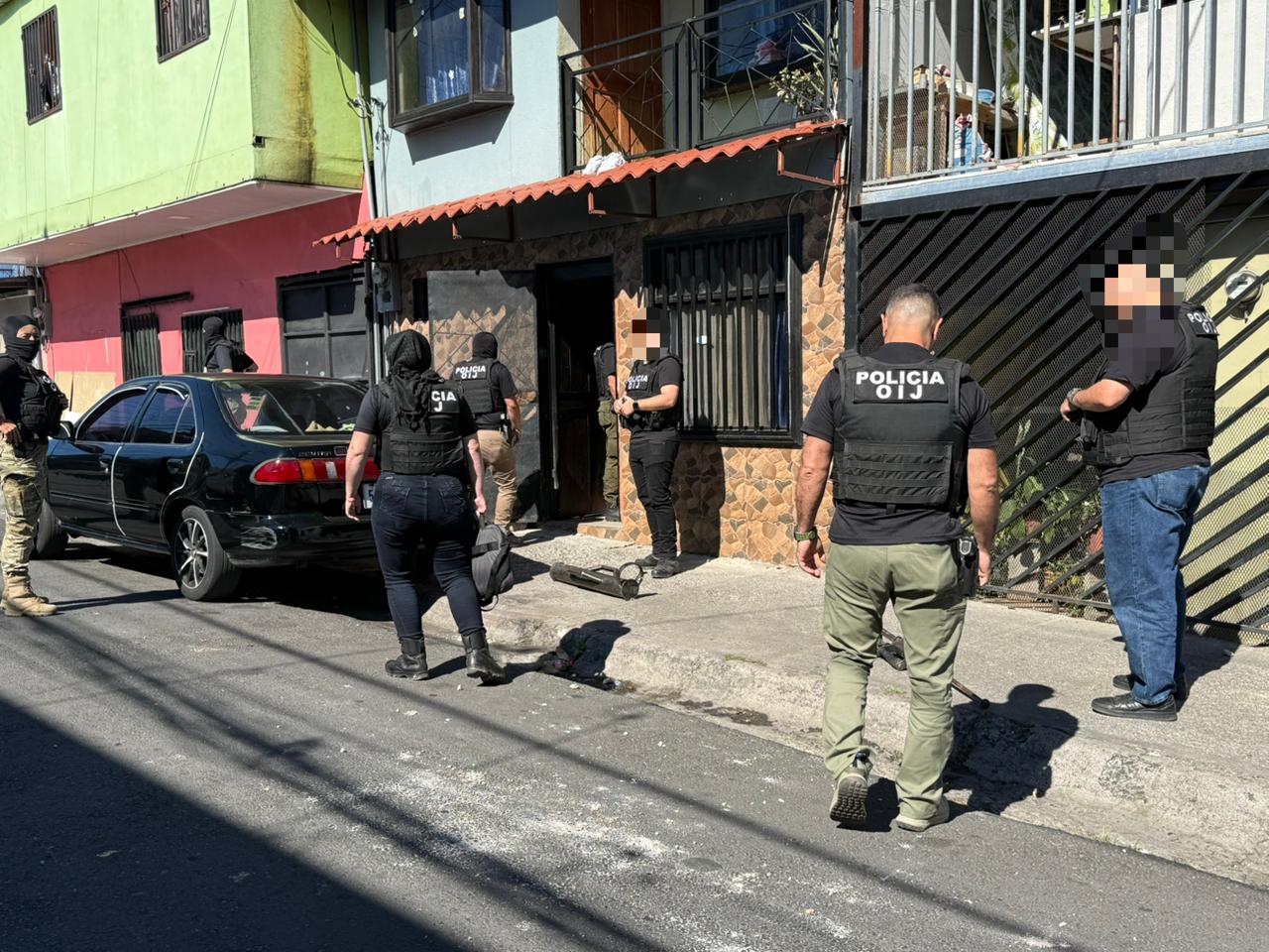 Grupo criminal escogía casas al azar para obligarlas a vender droga