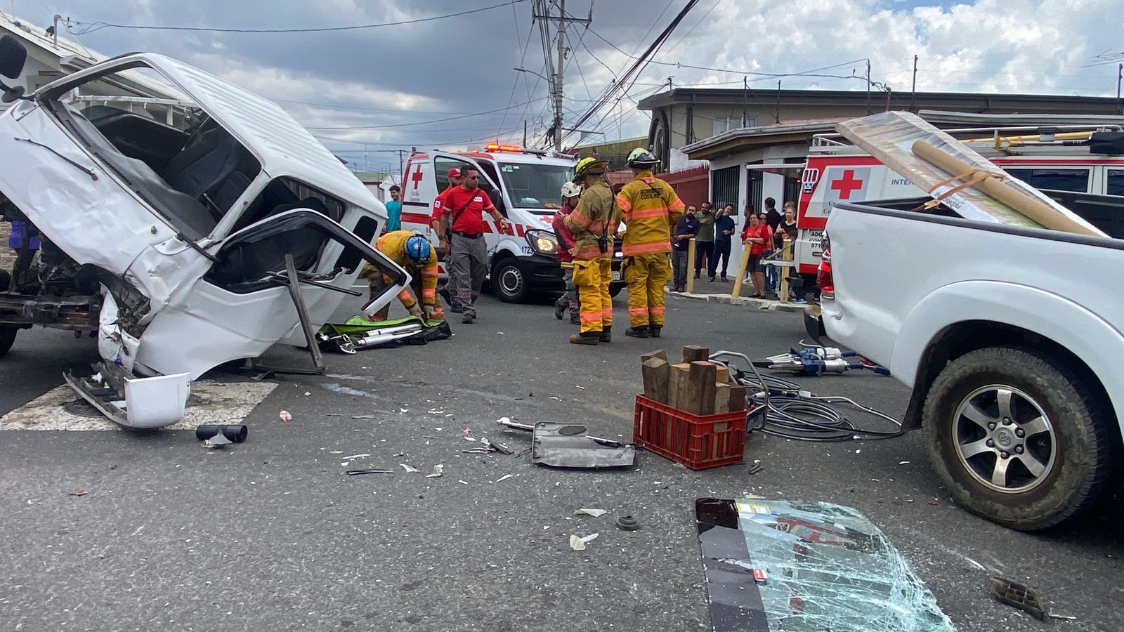Videos: Aparatoso choque triple deja un hombre herido en Tibás