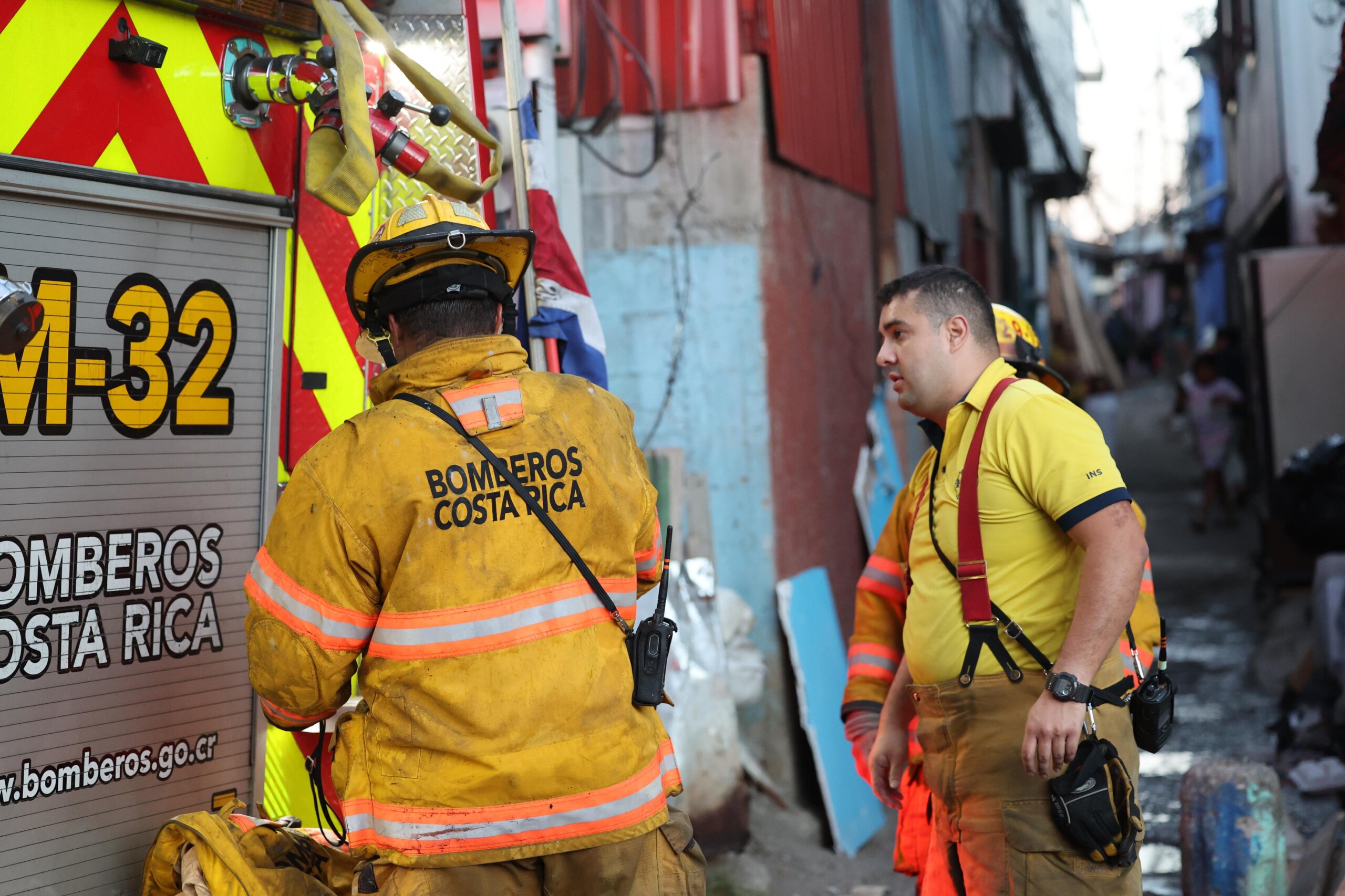 Atienden incendio en Cartago: Reportan varias personas atrapadas