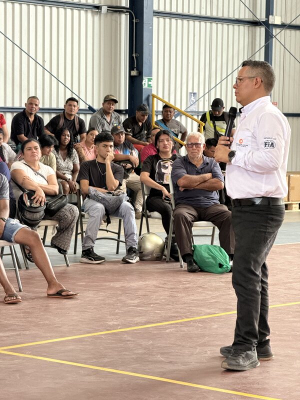 Automóvil Club de Costa Rica entrega 150 Cascos Seguros en Talamanca. Foto: cortesía.