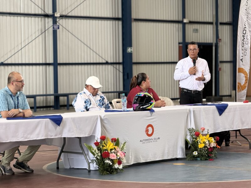 Automóvil Club de Costa Rica entrega 150 Cascos Seguros en Talamanca. Foto: cortesía.