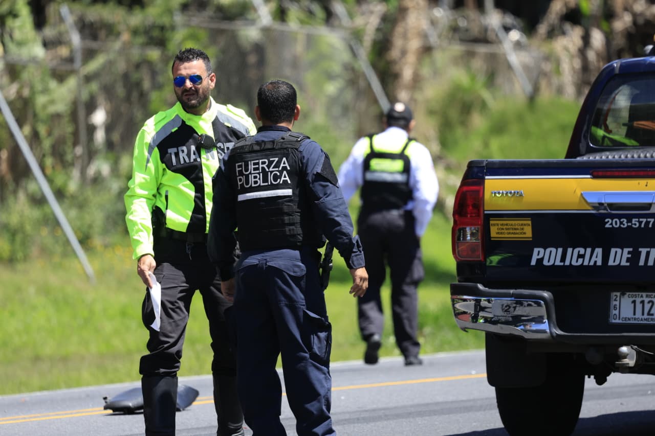 Video: Carro choca contra árbol y deja 4 personas heridas