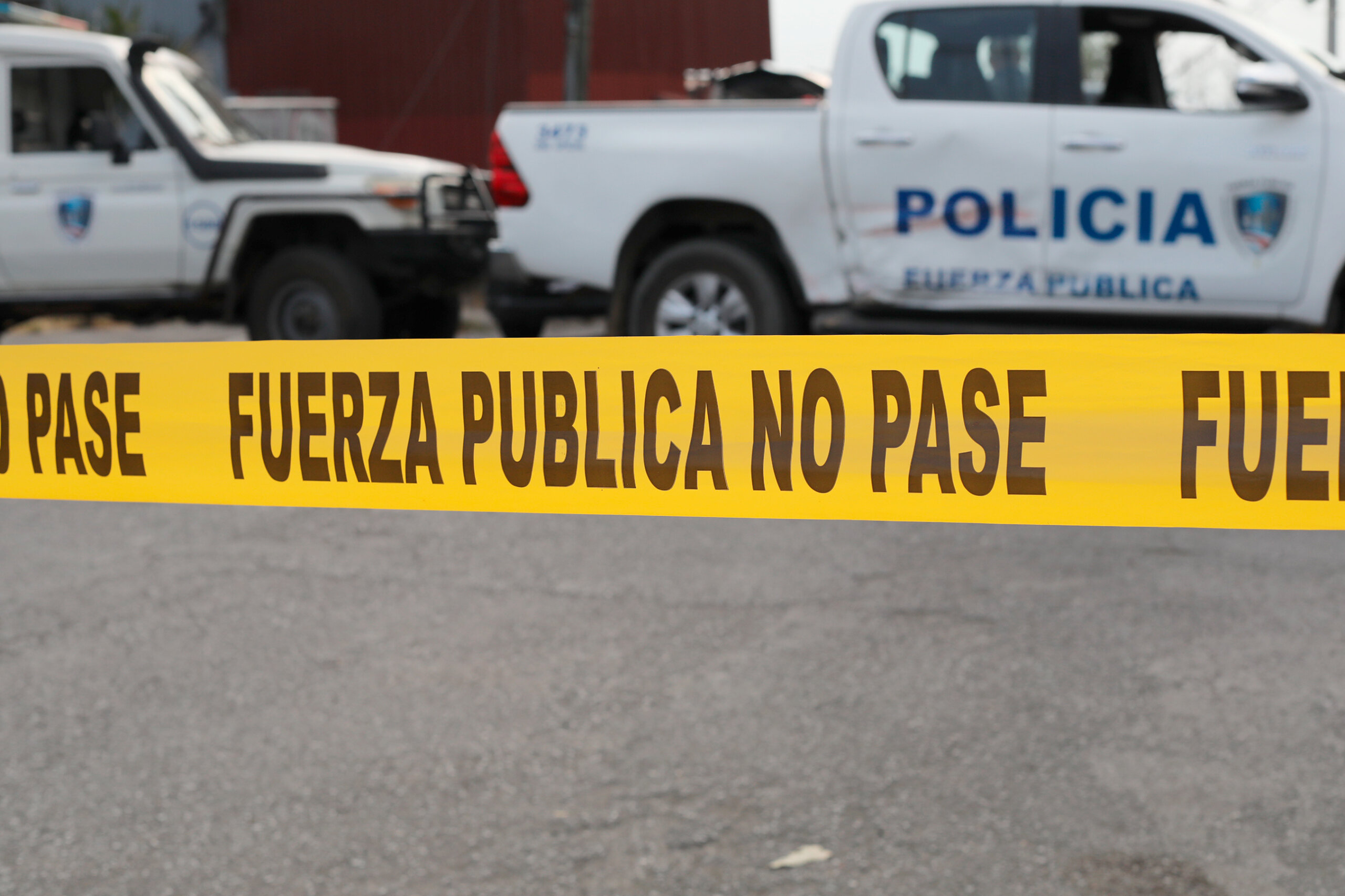 Con armas y amenazas: 11 sujetos asaltan supermercado