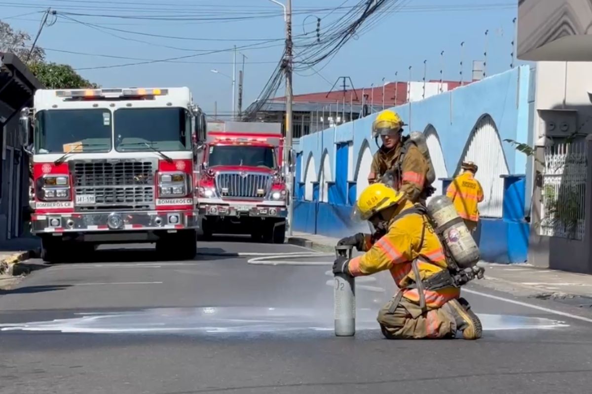 Videos: Fuga de gas en clínica en Alajuela pone a correr a bomberos