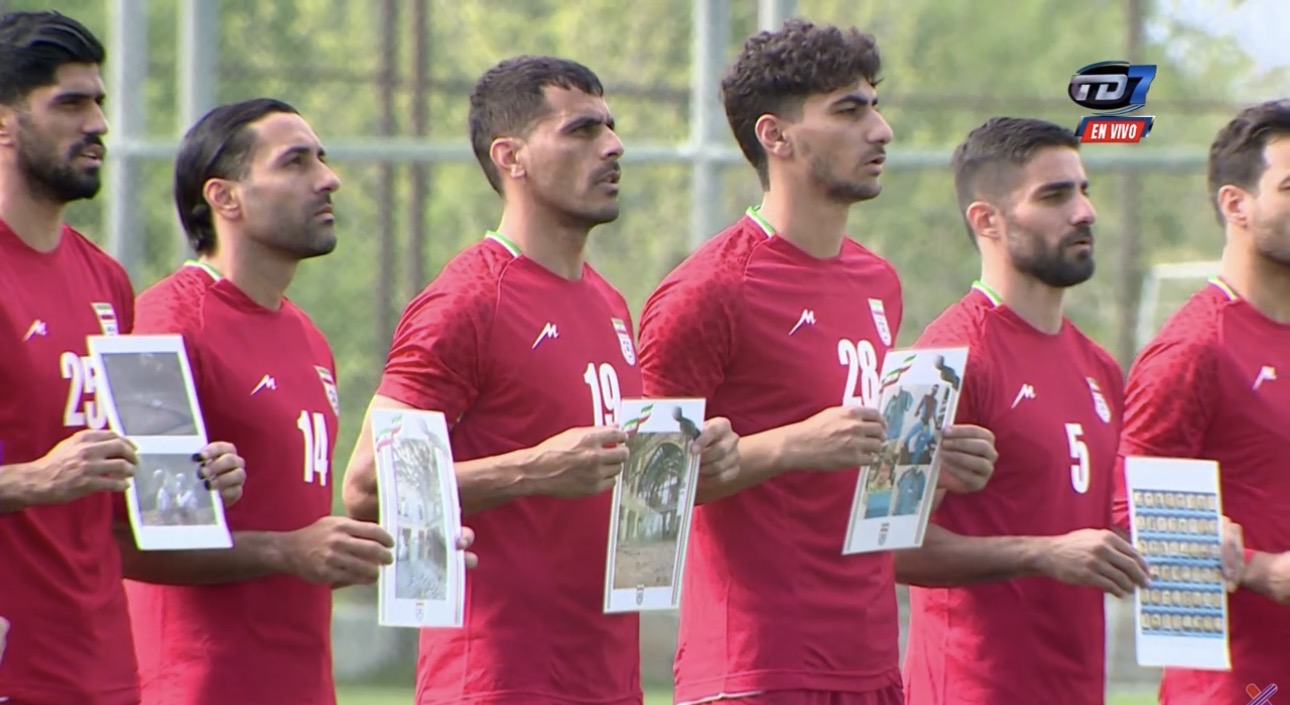 Jugadores de Irán rinden homenaje a víctimas de bombardeos