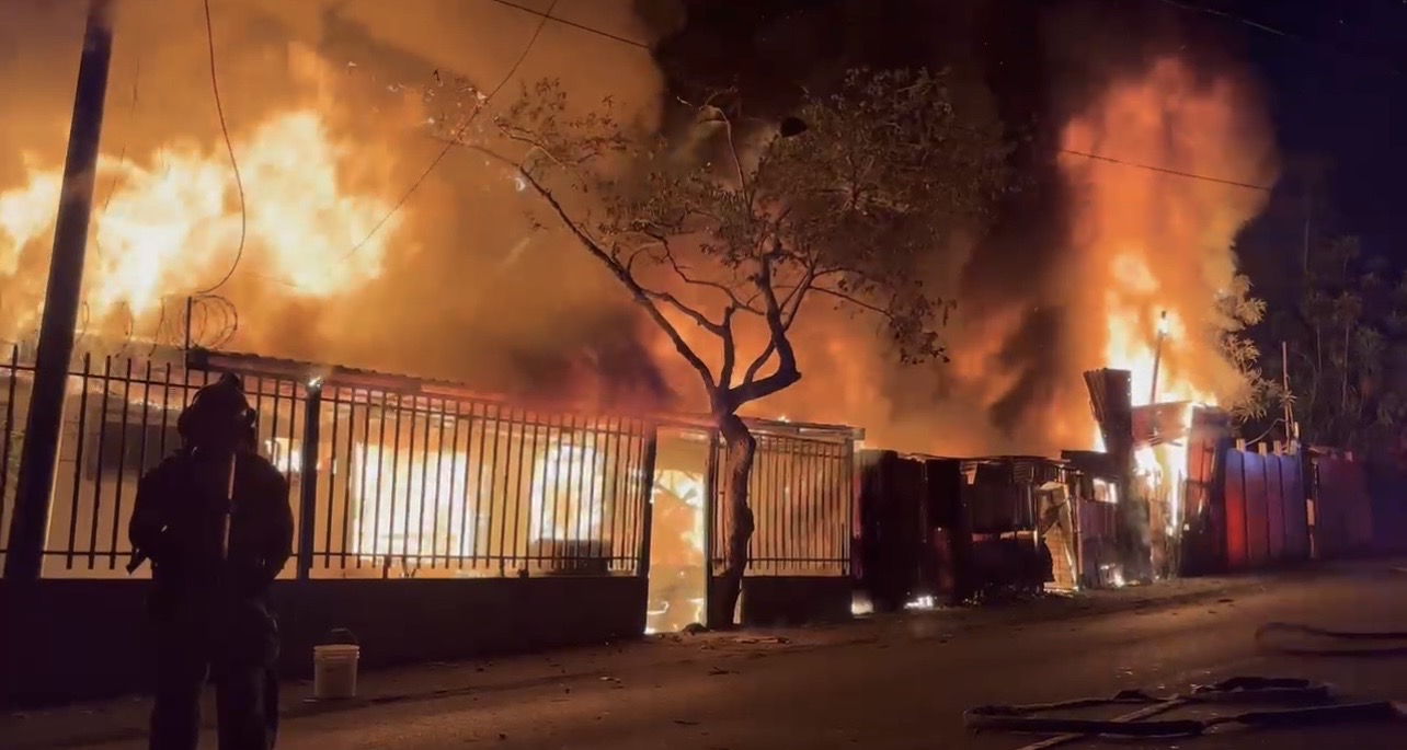 Incendio consume 4 viviendas cerca de motel en Alajuela