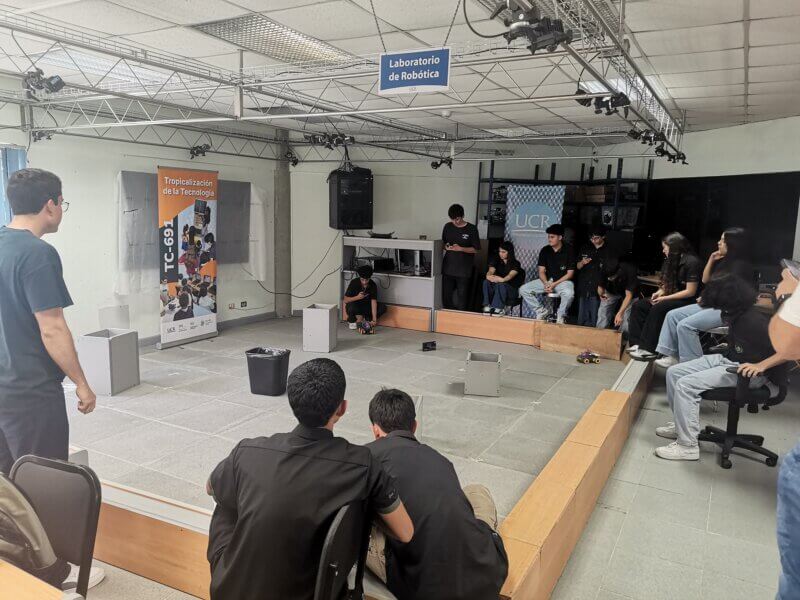 Jóvenes se acercan a la tecnología. Foto: Laura Rodríguez.