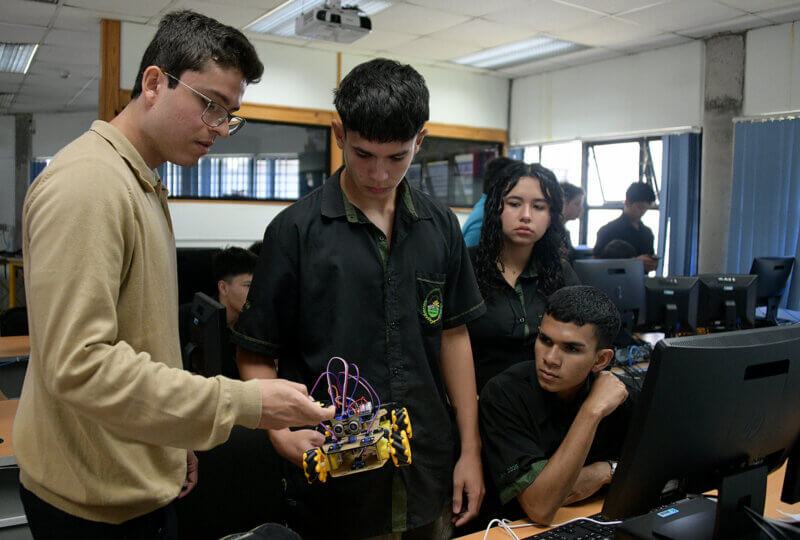 Jóvenes se acercan a la tecnología. Foto: Laura Rodríguez.