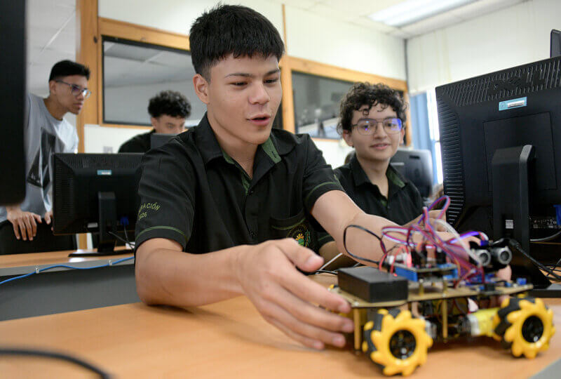 Jóvenes se acercan a la tecnología. Foto: Laura Rodríguez.