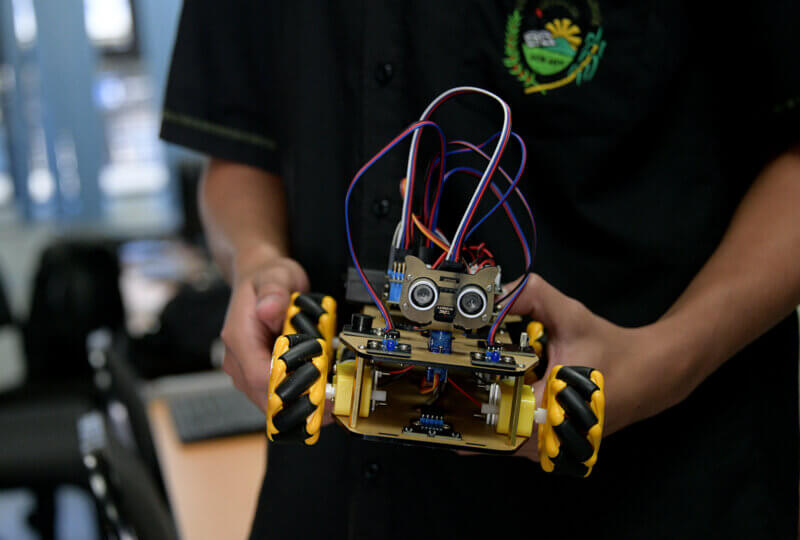 Jóvenes se acercan a la tecnología. Foto: Laura Rodríguez.