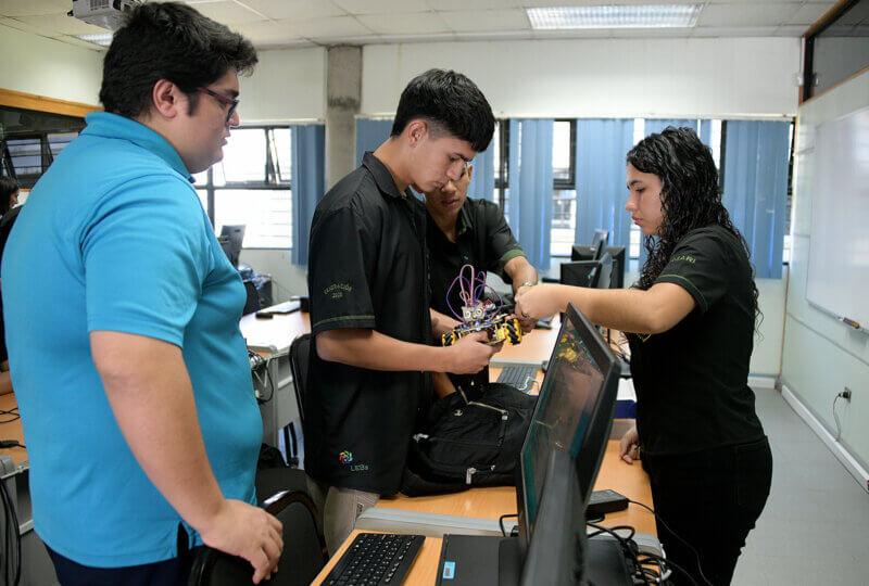 Jóvenes se acercan a la tecnología. Foto: Laura Rodríguez.