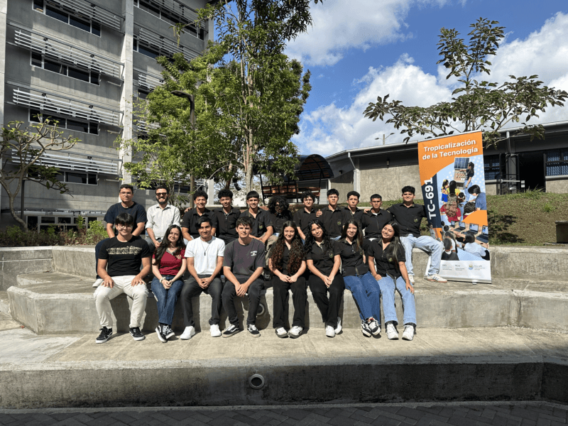 Jóvenes se acercan a la tecnología. Foto: Laura Rodríguez.