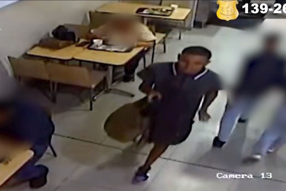 Quedó grabado: Hombre roba bolso en restaurante de comida rápida