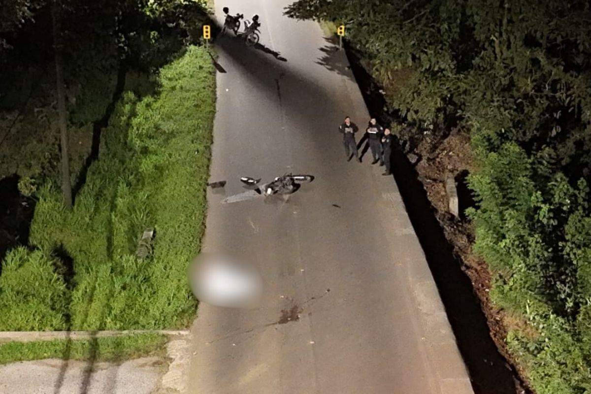 Choque frontal entre una moto y un tráiler deja un fallecido y otro grave