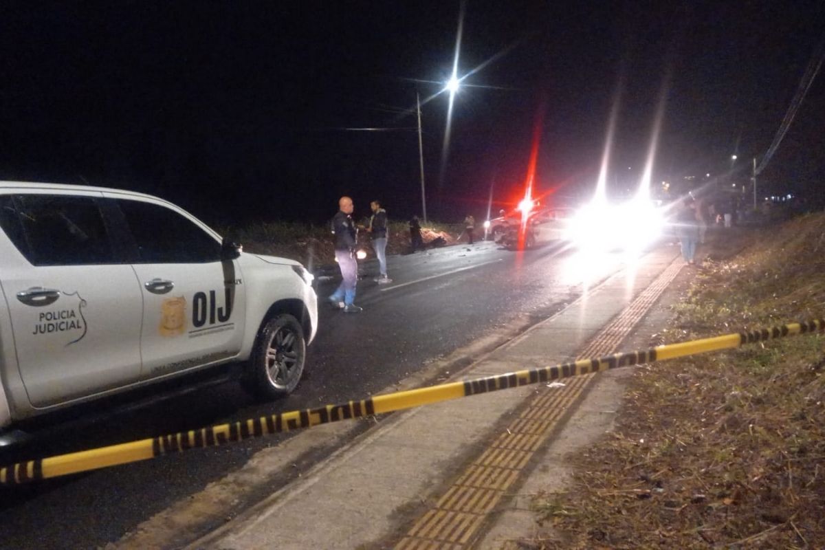 Dos jóvenes pierden la vida tras choque entre moto y vehículo
