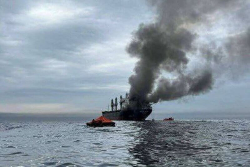 Irán ataca al menos 4 barcos en el estrecho de Ormuz