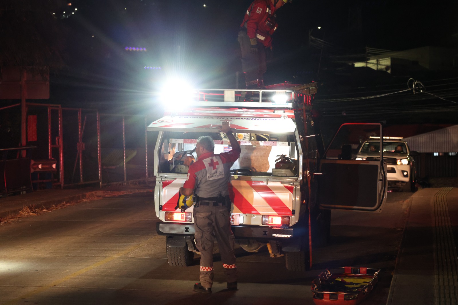 Mujer da a luz debajo de un puente en Desamparados