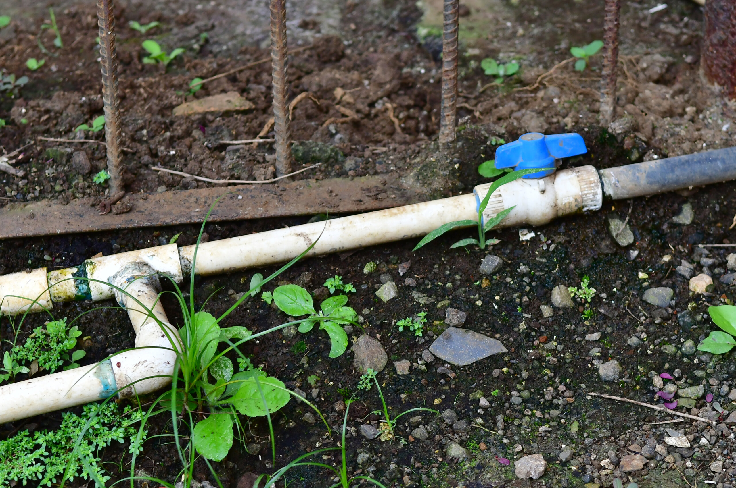 Constructora provoca fuga y deja sin agua a vecinos de Los Hatillos