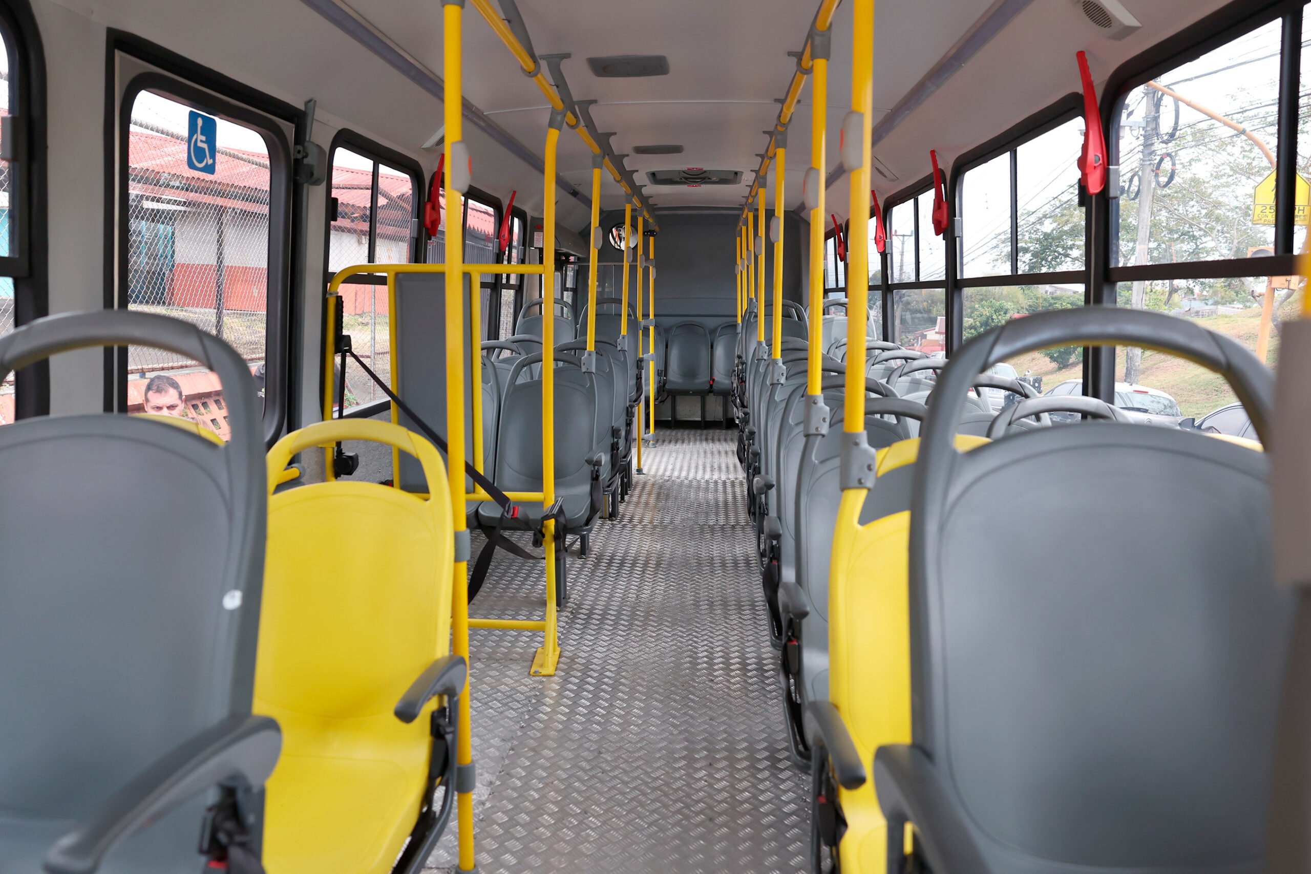 52 empresas reducen cantidad de buses y horarios de servicio