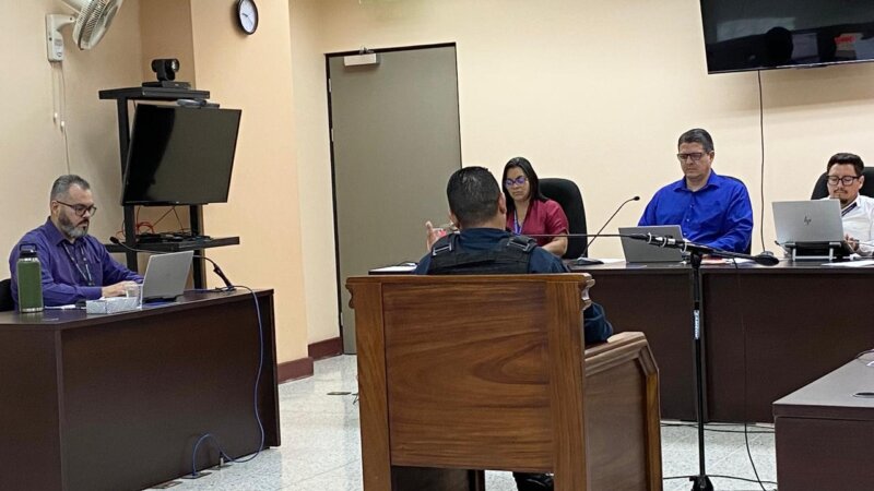 Inicia juicio contra sospechoso de matar a policía en Limón