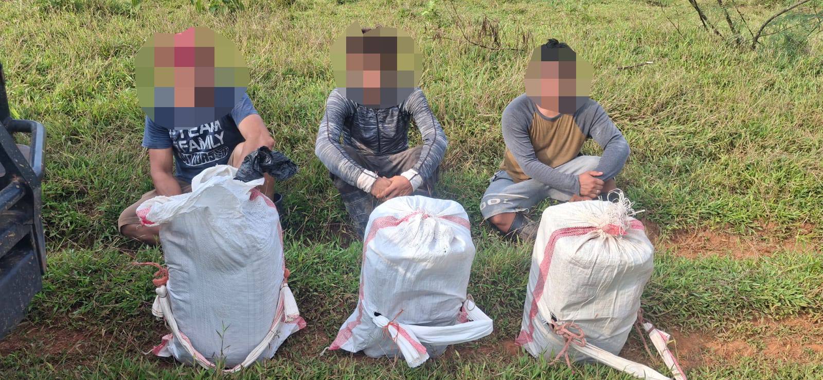 Detienen tres sujetos con pichingas de 105 litros de gasolina