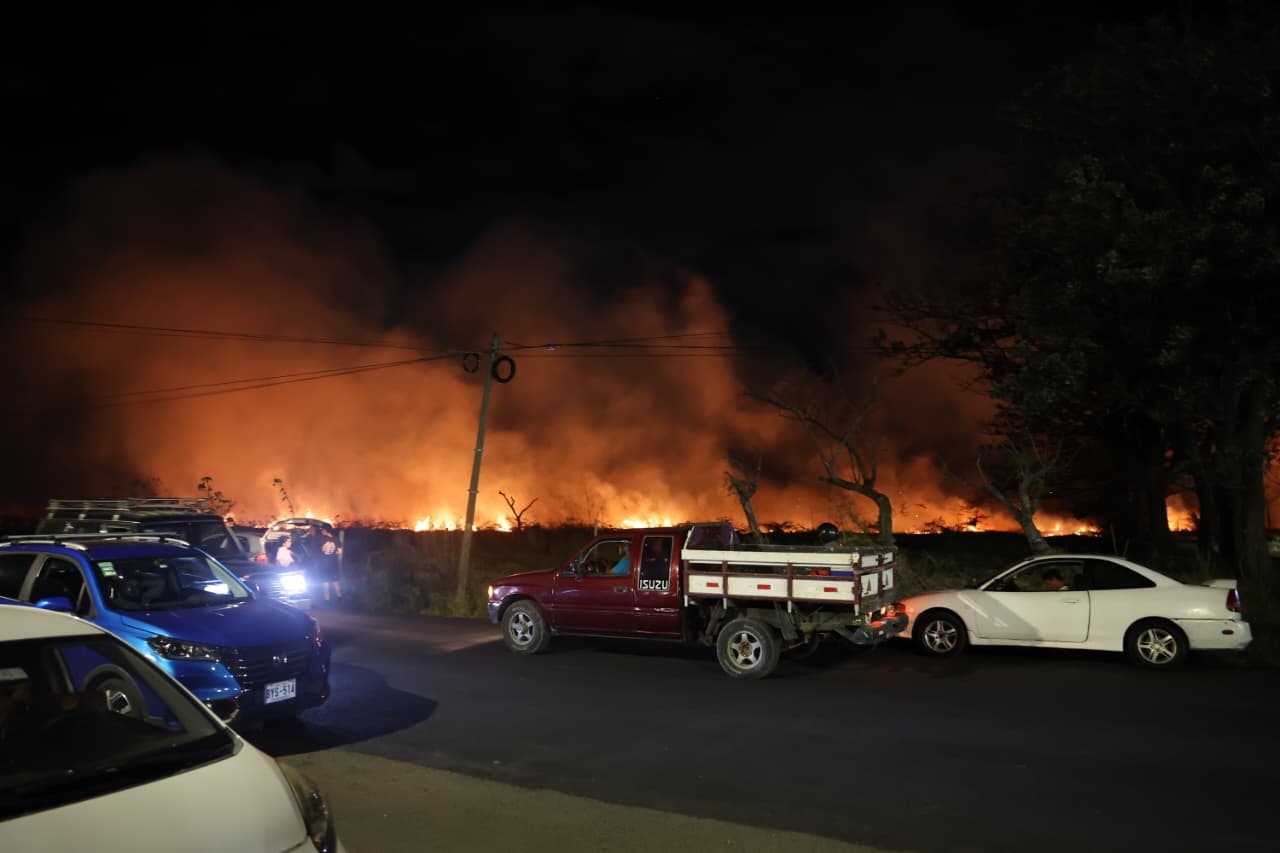 Videos: Quema de charral frente a Parque Viva