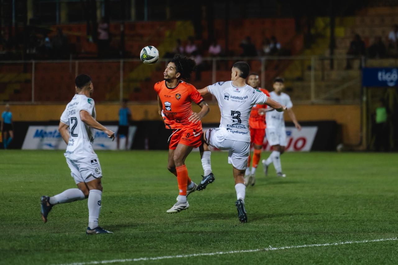 Johnny Álvarez es el héroe de Sporting