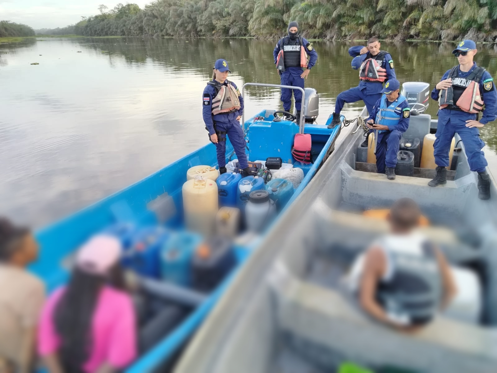 Guardacostas detiene embarcación con 9 estañones de combustible