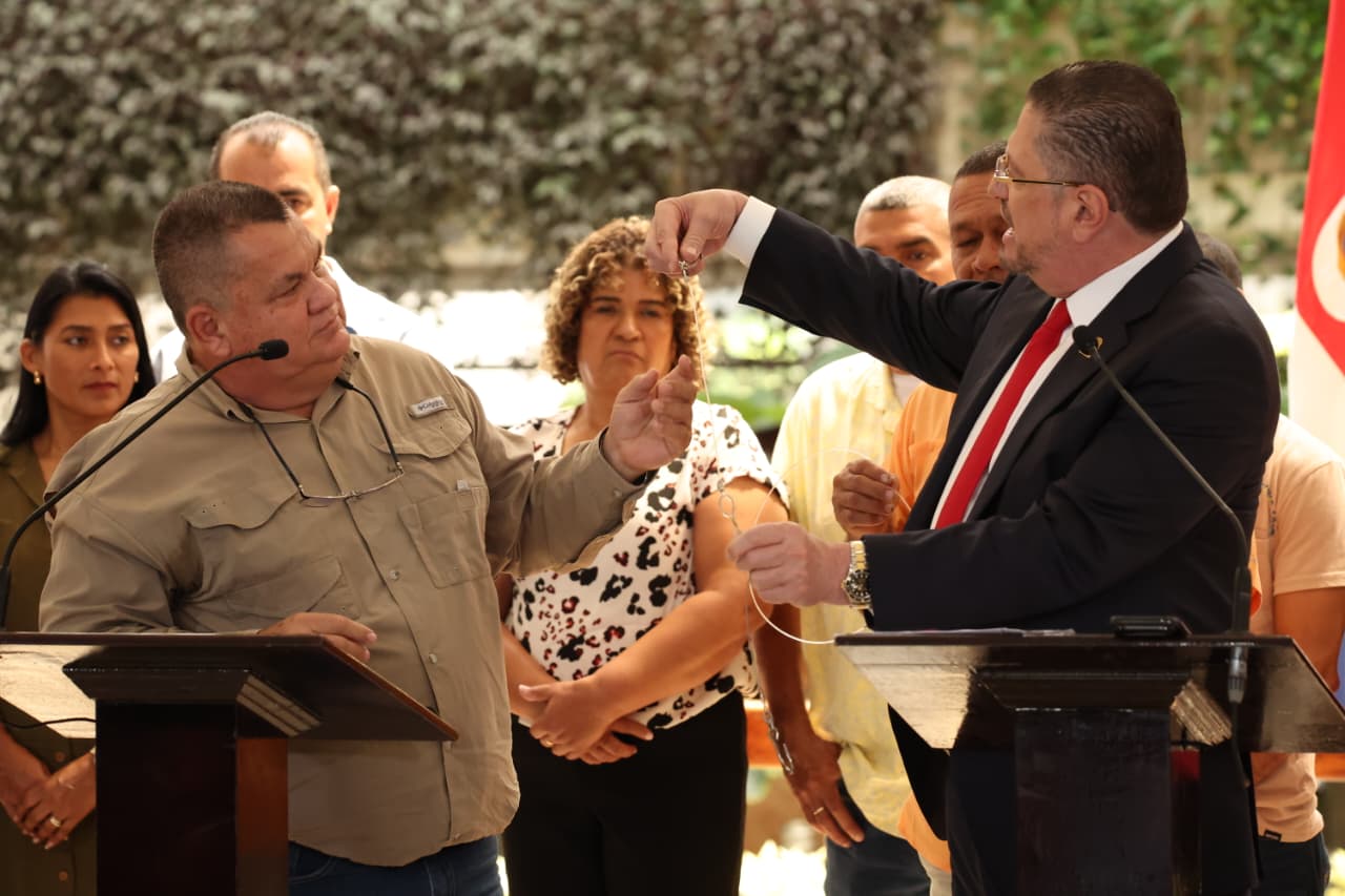 Pescadores se comprometen a liberar tortugas y tiburones que capturen
