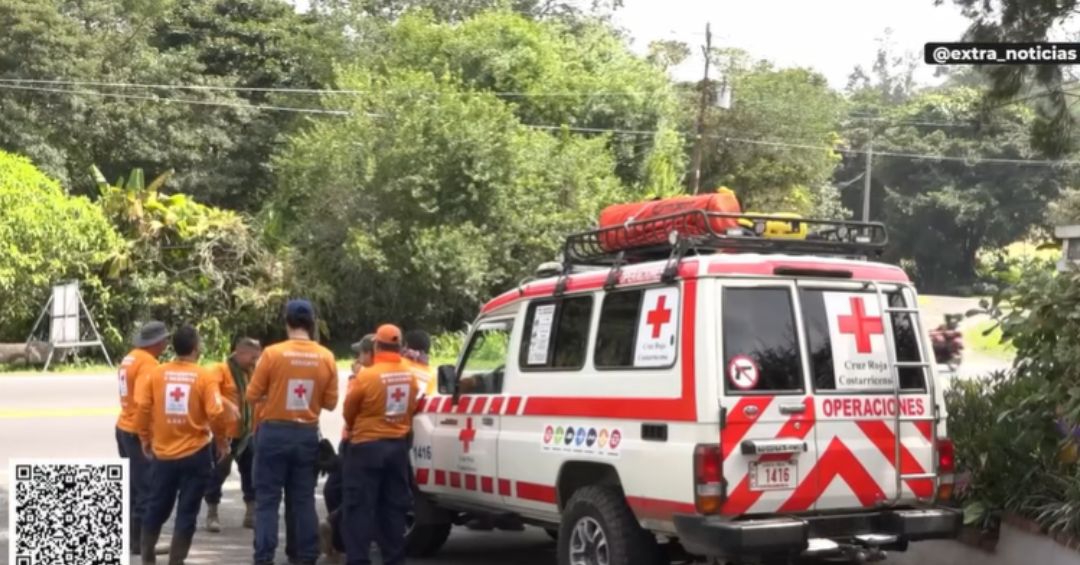 Vehículo con cuatro personas y una menor de edad se precipita a un guindo