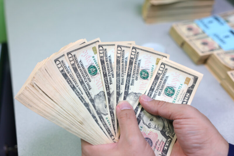 El dólar cerró la semana con un precio de ¢465,64.