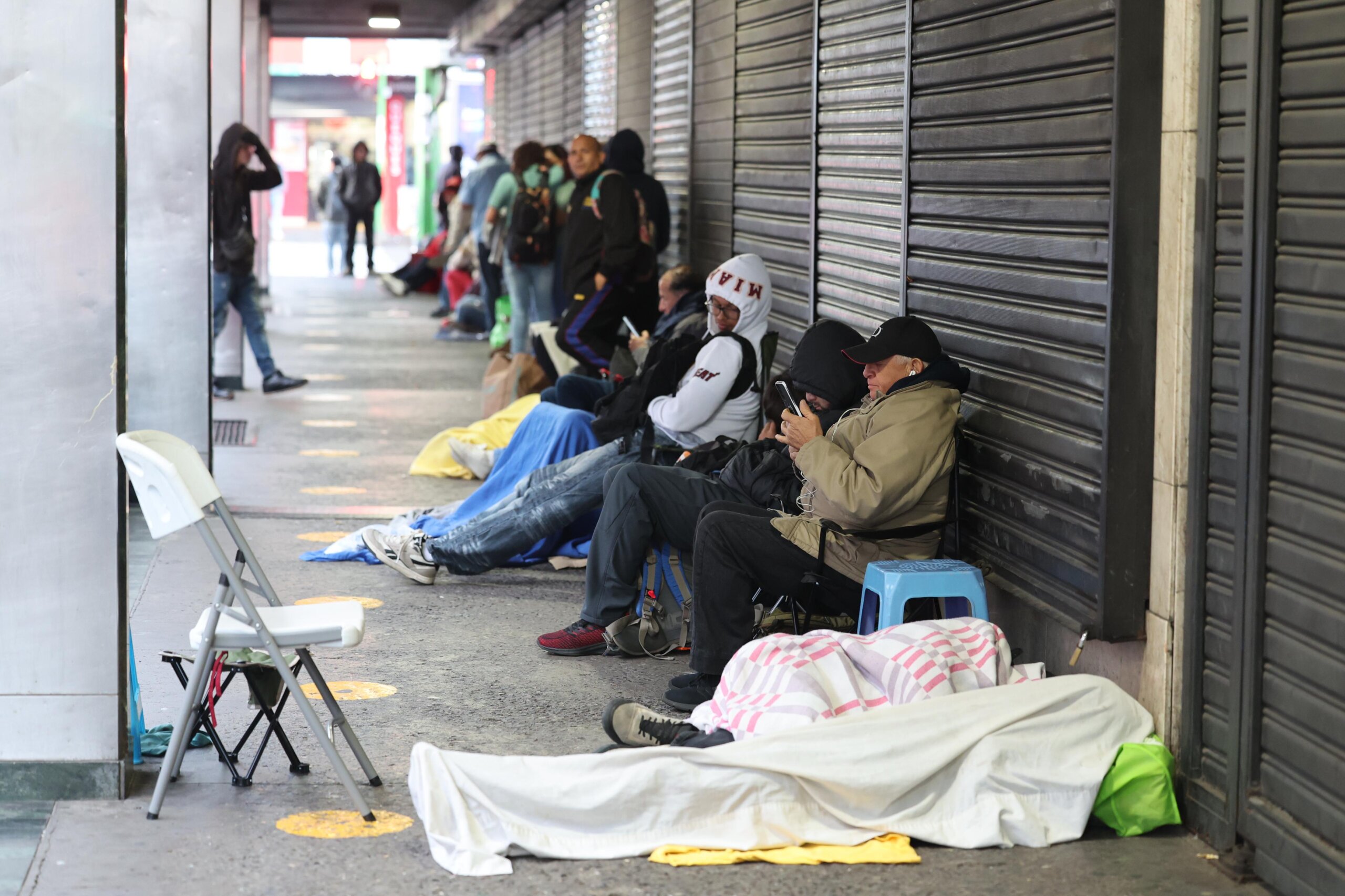 Fotos: Ticos hacen más de 24 horas de fila por moneda coleccionable