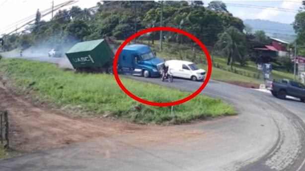 Video capta choque en cadena que dejó tráiler volcado y varios vehículos afectados