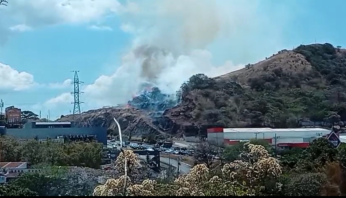 Bomberos atienden incendio en charral en Escazú