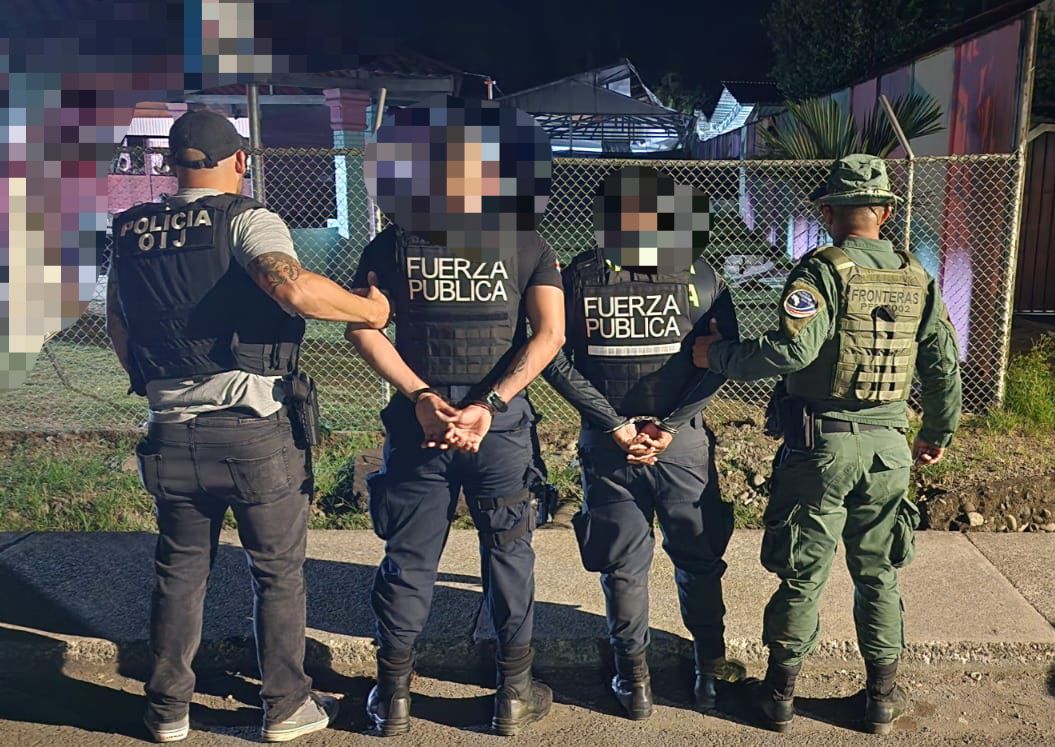 Detienen a 2 policías por cobros irregulares