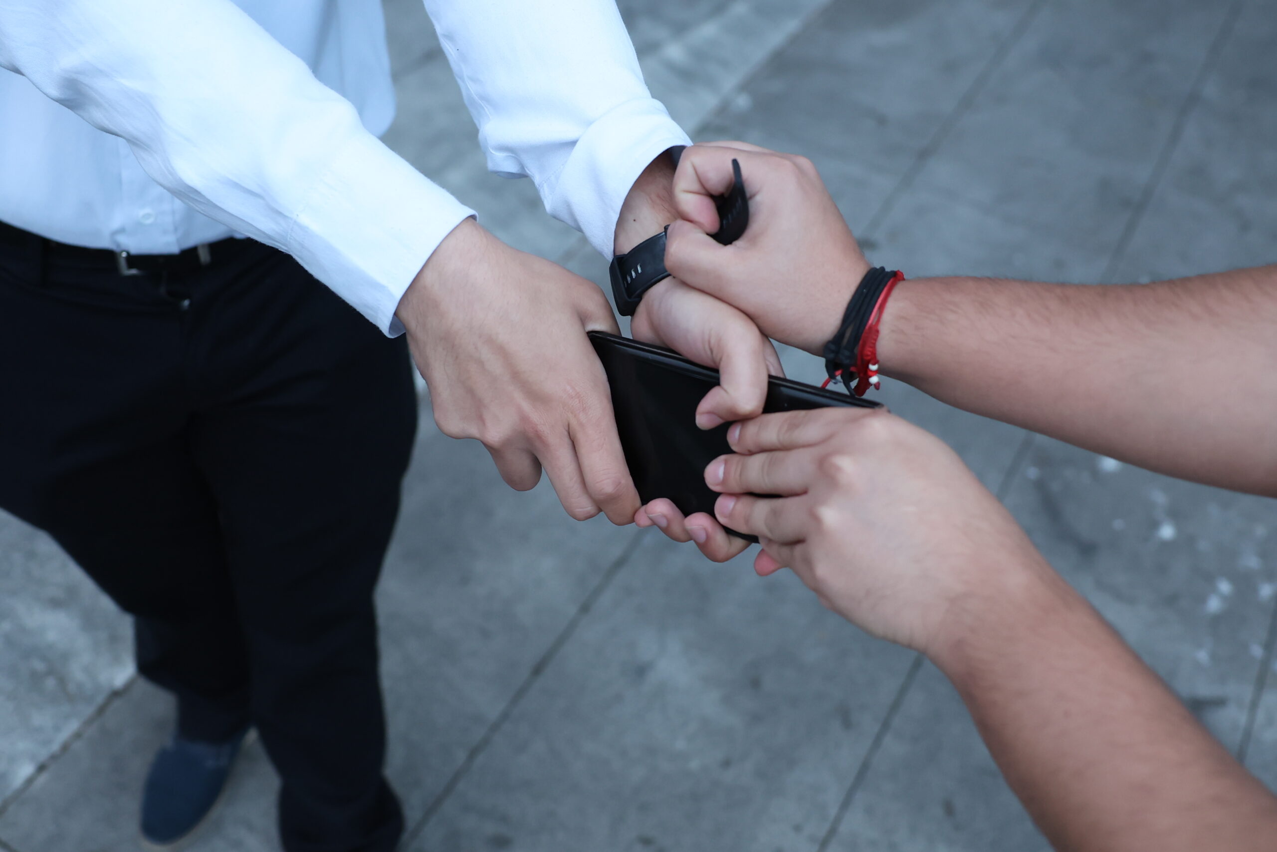 Golpean a comerciante y le roban hasta el carro en Alajuela