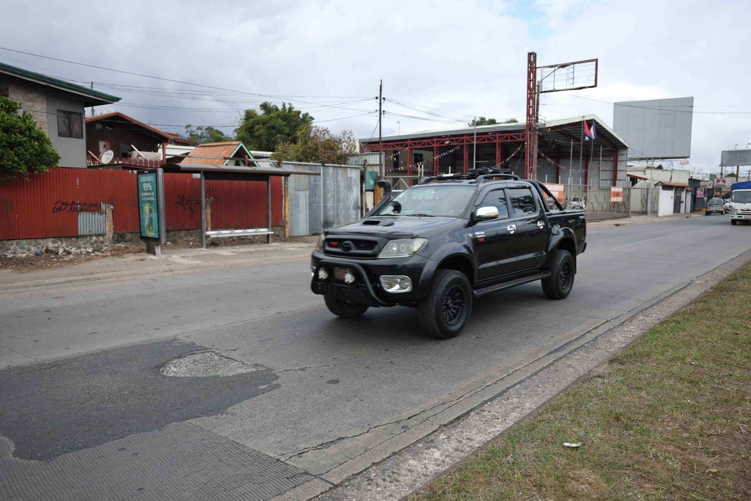 Vecinos arreglan huecos de calles en radial de Cartago