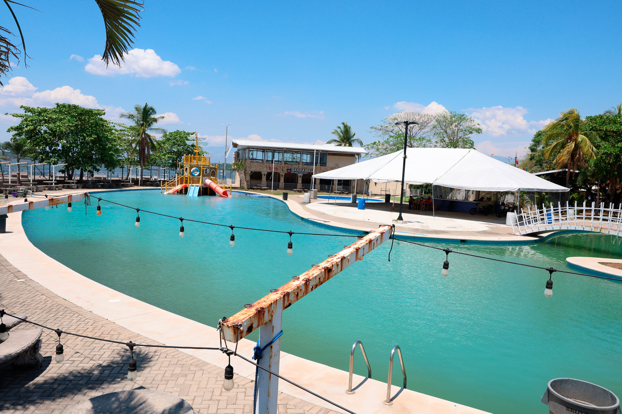 Balneario de Puntarenas cumple un año cerrado y en abandono