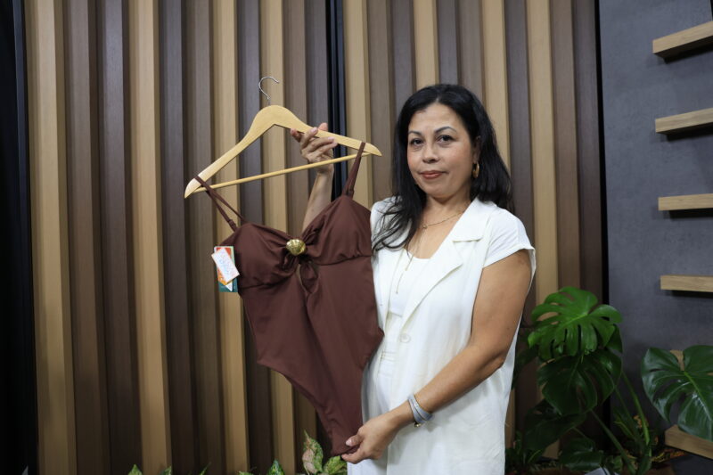 Vende vestidos de baño para familias y hasta mascotas. Foto: Issac Villalta.